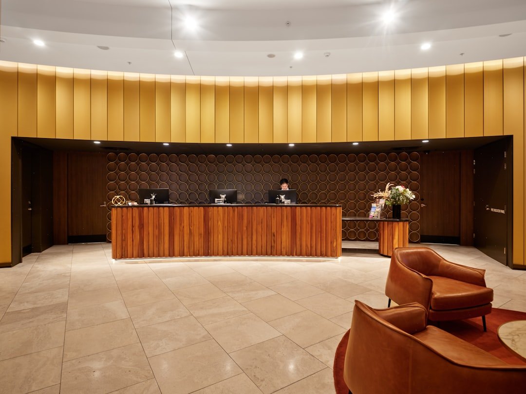Recepción de hotel de noche